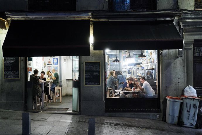 Archivo - Varias personas en una cafetería en Madrid (España).