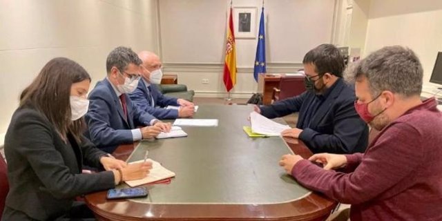 El senador de MÉS per Mallorca, Vicenç Vidal, y el ministro de Presidencia, Relaciones con las Cortes y Memoria Democrática, Félix Bolaños.
