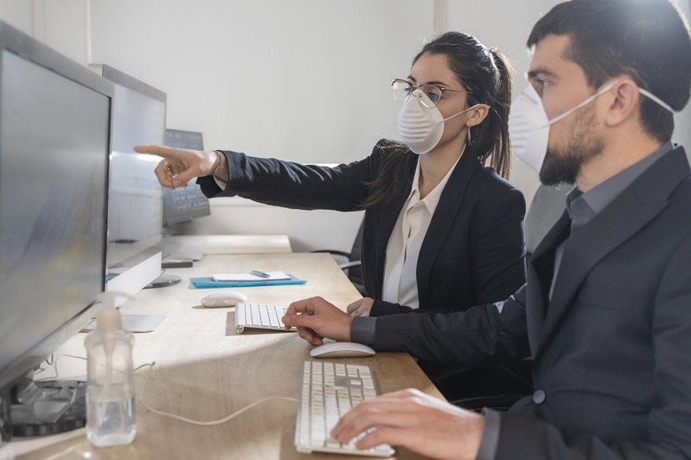 Archivo - Trabajadores en oficina