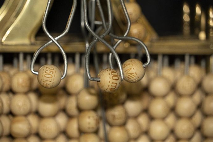 Bolas con premios del Sorteo de Navidad de Lotería Nacional.