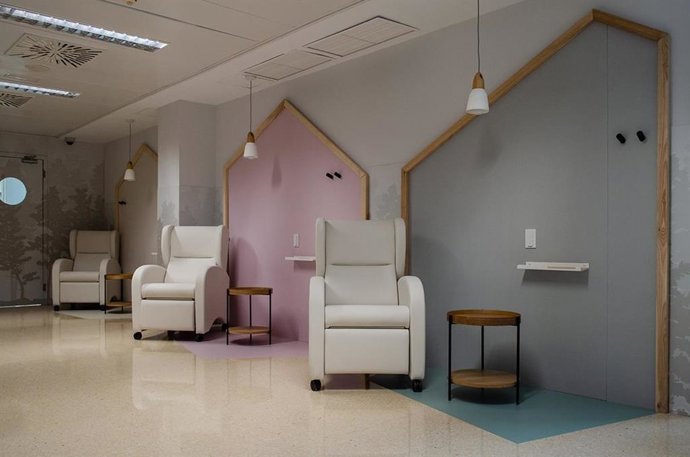 Archivo - Parte de la UCI pedriátrica del Hospital Clínico Universitario Virgen de la Arrixaca decorada con el mecenazgo de Fundación Aladina