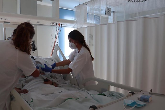 Archivo - Andalucía.- H. Regional de Málaga pone crea una unidad para mejorar la atención de la insuficiencia respiratoria severa