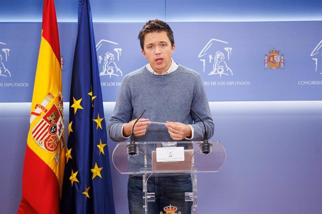 El líder de Más País, Íñigo Errejón, interviene en una rueda de prensa anterior a una Junta de Portavoces, en el Congreso de los Diputados, a 30 de noviembre de 2021, en Madrid, (España).