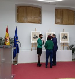 La presidenta de Navarra, María Chivite, conversa con la autora de las obras y el vicepresidente Remírez