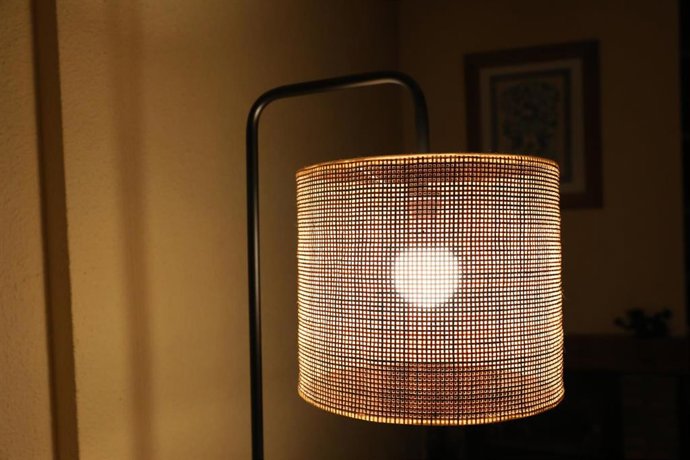 Archivo - Una lámpara el día en que el precio de la luz bate un récord histórico alcanzando los 124,45 euros por megavatio hora, a 30 de agosto de 2021, en Madrid, (España). 