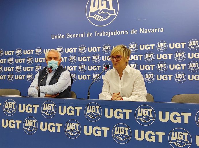 El secretario general de UGT de Navarra, Jesús Santos, y la secretaria de Política Sindical, Marisol Vicente, en rueda de prensa.