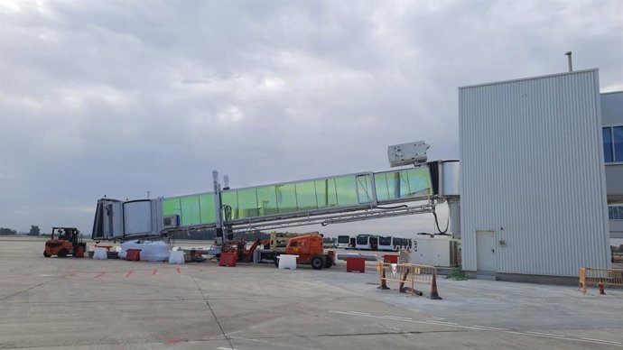 Instalación de la primera de las seis nuevas pasarelas de embaque en el Aeropuerto de Sevilla.