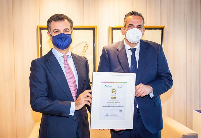 El director general de CaixaBank AM, Juan Bernal, recibe el Sello EFQM 500 de manos del director de Servicios EFQM del Club Excelencia en Gestión, Alfredo Millán.