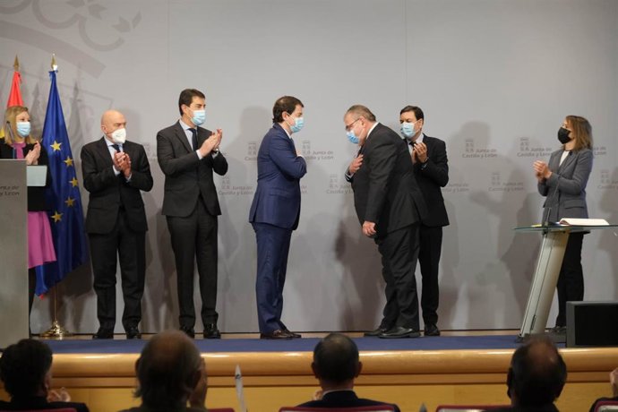 Un momento de la toma de posesión del cargo del nuevo consejero de Sanidad, Alejandro Vázquez.