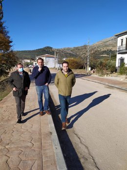 El delegado de Medio Natural y Carreteras de la Diputación de Córdoba, Francisco Palomares (izda.), visita las actuaciones realizadas en la CO-8212 en su intersección con la A-333 a 'Rute por Las Lagunillas' de Priego de Córdoba.