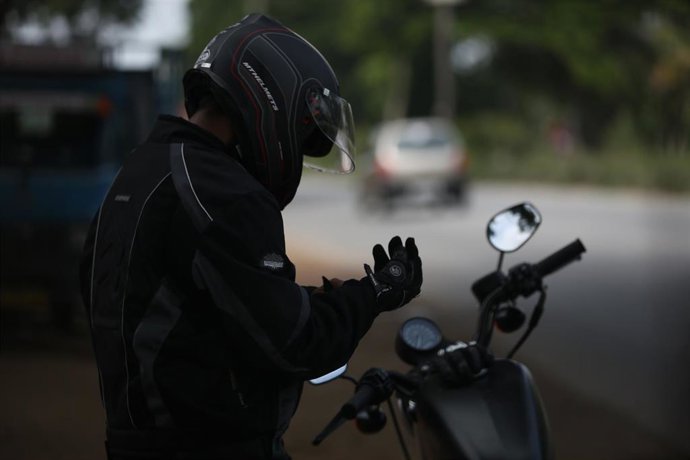 Archivo - Un motorista.