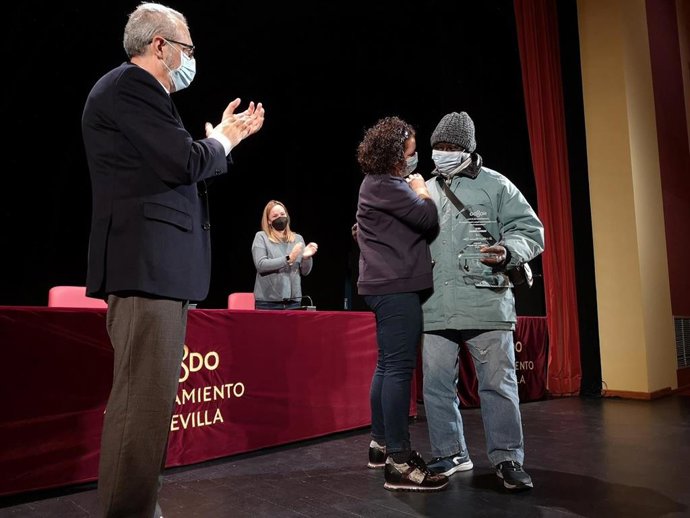 El delegado de Bienestar Social del Ayuntamiento de Sevilla, Juan Manuel Flores, en un acto de reconocimiento a personas sin hogar que han rehecho su vida.