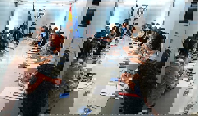 Archivo - El líder del PP, Pablo Casado (c), preside la reunión del Comité de Dirección del PP, a 30 de agosto de 2021, en Madrid, (España). 