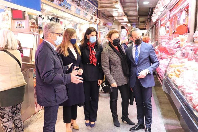 Miriam Guardiola junto a la vicesecretaria general de Territorial del PPRM, Rebeca Pérez, y  los diputados del PP Inmaculada Lardín, Miguel Ángel Miralles y Ramón Sánchez-Parra