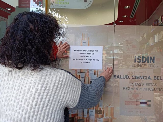 Cartel en una farmacia de Bilbao informando de que los test de antigenos se han agotado y se está a la espera de recibir más.