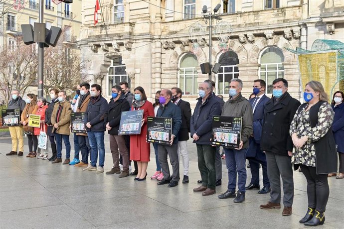 Minuto de silencio en la Plaza del Ayuntamiento de Santander por la mujer y su bebé asesinadas en Liaño
