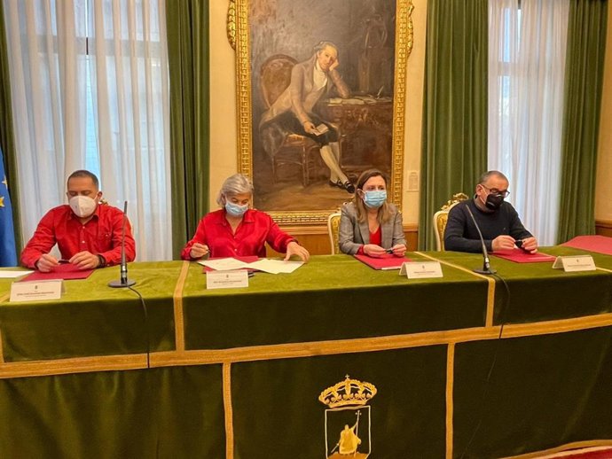 (De Izquierda A Derecha )  Juan José Iglesias (UGT), Ana González (Alcaldesa De Gijón),  Maria Calvo (Fade), Y Víctor Roza (CCOO), En La Firma Del Acuerdo De Concertación Local 'Gijón Transforma', En El Ayuntamiento De Gijón