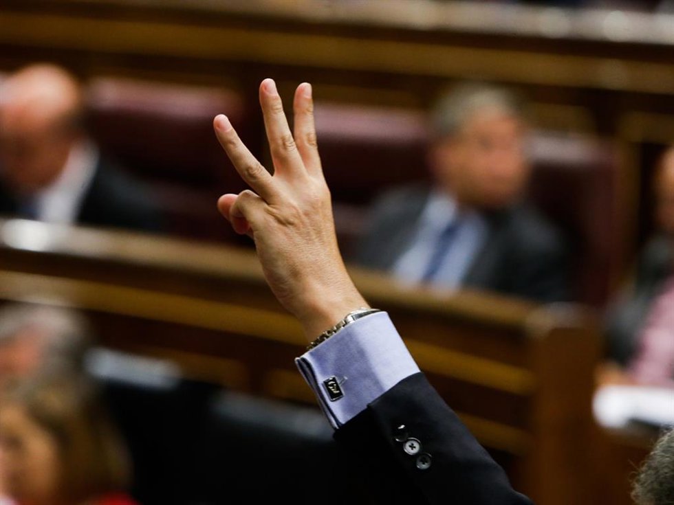 Archivo - Diputado marcando No en el hemiciclo