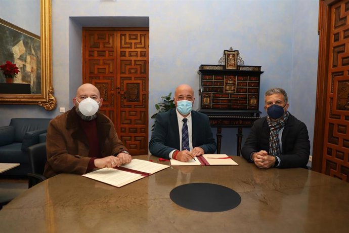 El presidente de la Diputación de Córdoba, Antonio Ruiz (centro), en la firma con Cruz Roja Española.