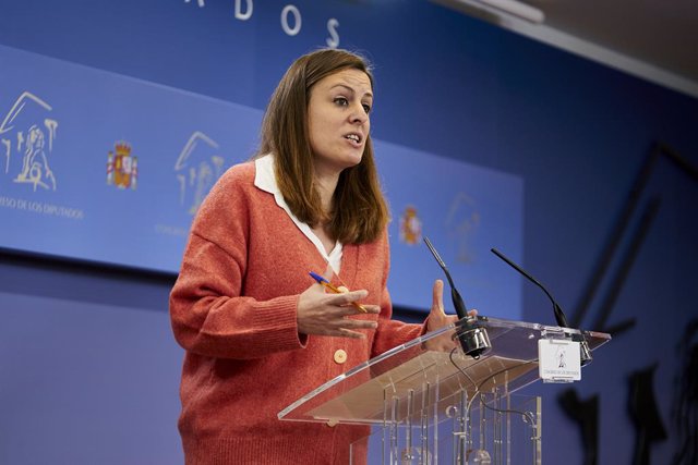 La portaveu de la CUP al Congrés, Mireia Vehí, en la roda de premsa