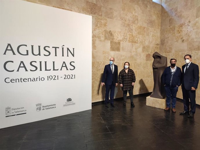 El presidente de la Diputación, Javier Iglesias, los hijos de Agustín Casillas, Lydia y Antonio Casillas, y el alcalde de Salamanca, Carlos García Carbayo, de izquierda a derecha