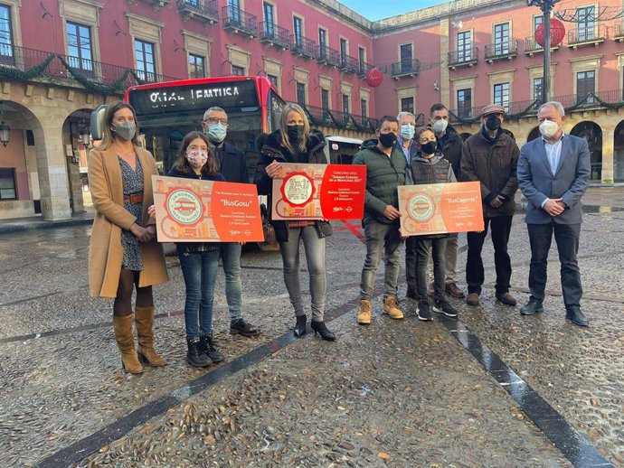 Presentación en la plaza Mayor de Gijón de los primeros autobuses artículados híbridos de Emtusa