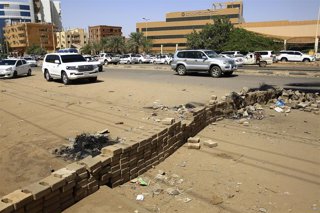 Archivo - Barricadas en una calle de Jartum, Sudán