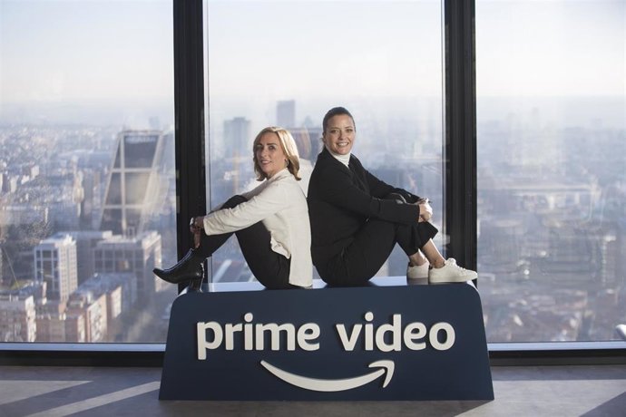 La presidenta de la Academia de Televisión, María Casado y la directora de Prime Video en España, Koro Castellano, tras la firma de un acuerdo de colaboración.