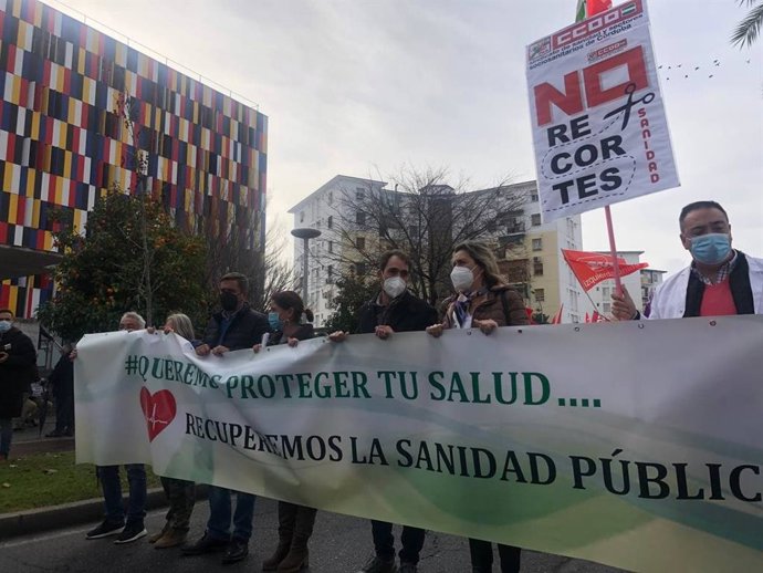 Toni Valero (centro), habla con Marina Borrego, en la cabecera de la manifestación.