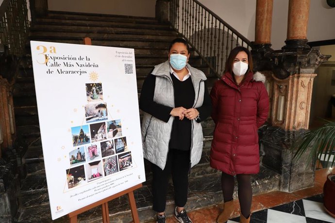 La presidenta de Iprodeco, Dolores Amo, presenta el cartel de la iniciativa 'La calle más navideña' de Alcaracejos.