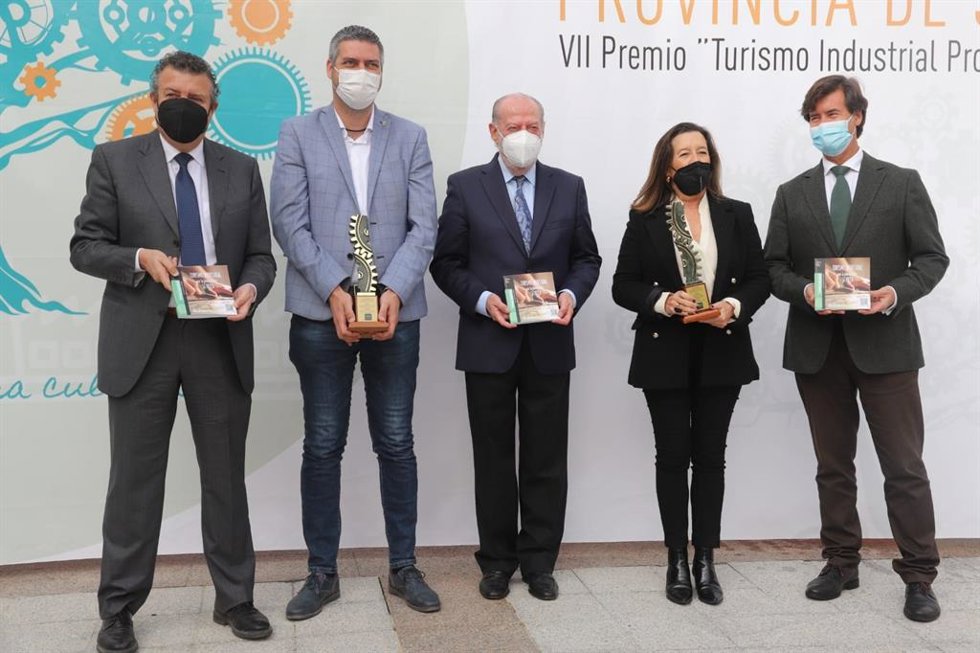 El presidente de la Diputación de Sevilla, Fernando Rodríguez Villalobos, posa con los premiados en la VII edición 'Turismo Industrial Provincia de Sevilla'.