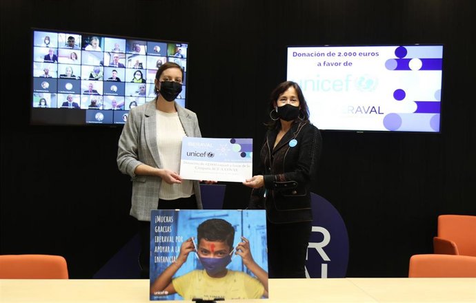 La presidenta de UNICEF en Castilla y León, María Eugenia García Rincón, y la encargada de Responsabilidad Social Empresarial en Iberaval, Cristina Cordero durante la entrega del premio.