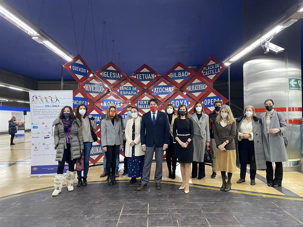 El consejero de Tranpsortes, David Pérez, y la consejera delegada de Metro de Madrid, Silvia Roldán, en la presentación de 'En línea' junto a los representantes de las asociaciones que forman parte de la iniciativa