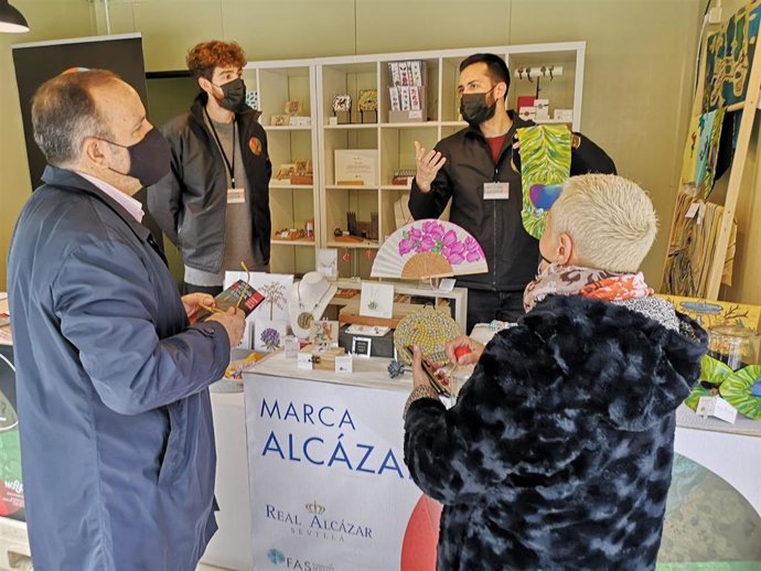 Visita del delegado municipal de Economía, Comercio, Relaciones con la Comunidad Universitaria y Área Metropolitana de Sevilla, Francisco Javier Páez, a la Feria de Artesanía Creativa