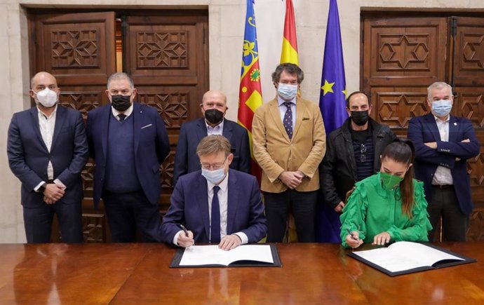 El presidente de la Generalitat valenciana, Ximo Puig, y la consellera de Agricultura, Desarrollo Rural, Emergencia Climática y Transición Ecológica, Mireia Moll, firman las alegaciones a los planes de cuenca.