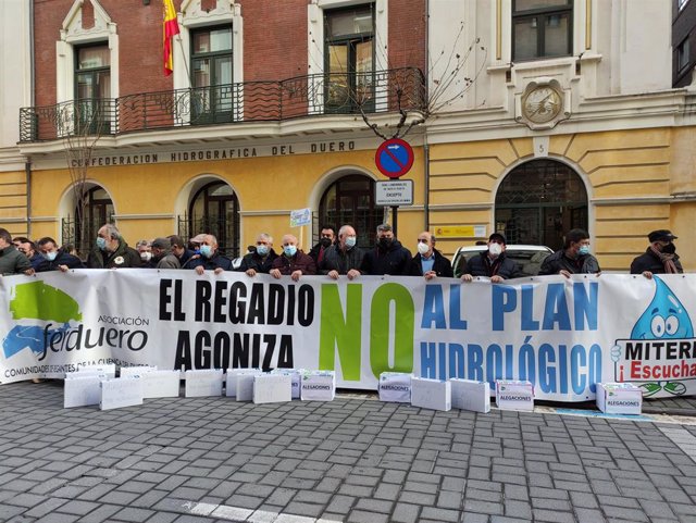 Protesta de los regantes ante la Confederación Hidrográfica del Duero (CHD).