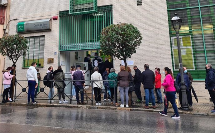 Personas esperando en la puerta del centro de salud San Felipe.