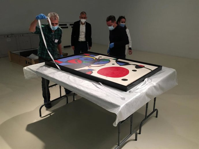 El director de la Fundació Miró Marko Daniel (en el centro) supervisando la recepción de una obra del artista llegada desde Italia