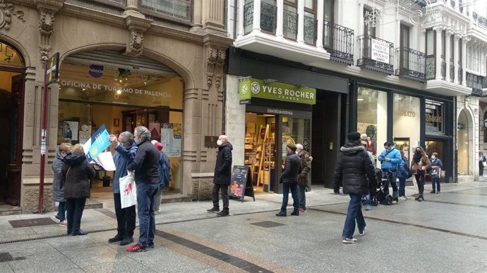 Imagen de las colas para recoger el calendario de la Diputación de Palencia en ediciones pasadas.