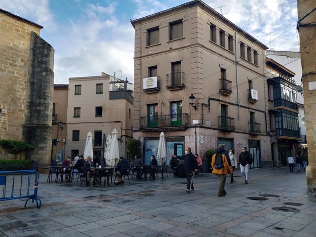Archivo - Terraza en la plaza de San Juan en Cáceres