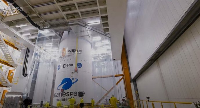 Colocación del carenado del Arian 5 sobre el telescopio Webb