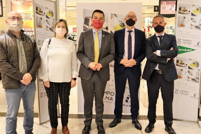 El consejero de Agricultura, Agua y Desarrollo Rural, Francisco Martínez Arroyo, en el Corte Inglés de Albacete.
