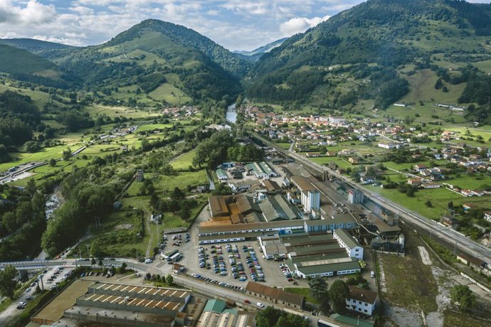 Archivo - Planta de Nissan en Cantabria.