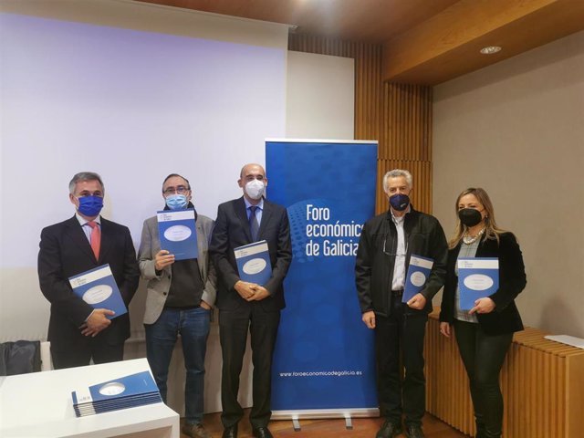 José Francisco Armesto, Xosé Carlos Arias, Fernando Pérez González, Domingo Docampo y María Cadaval, expertos de Foro Económico de Galicia redactores de 'A Galicia dixital 2040'.