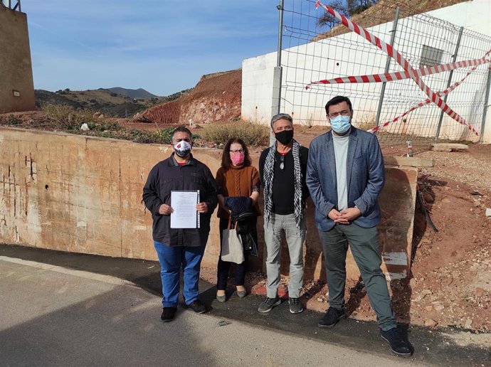 Unidas Podemos critica el trato del Ayuntamiento de Almogía a restos óseos hallados en las obras del antiguo cementerio
