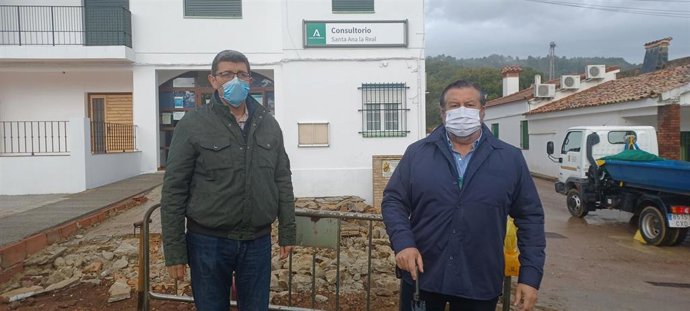 El delegado territorial de Regeneración, Justicia y Administración Local en Huelva, Alfredo Martín, en su visita a Santa Ana la Real.