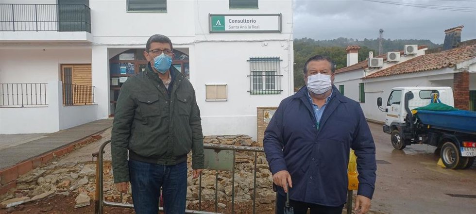 El delegado territorial de Regeneración, Justicia y Administración Local en Huelva, Alfredo Martín, en su visita a Santa Ana la Real.