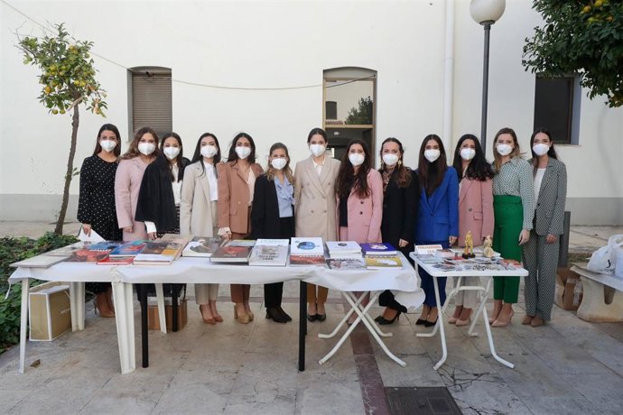 Archivo - Imagen de archivo de la Fallera Mayor de Valncia, Carmen Martín, y su corte de honor 