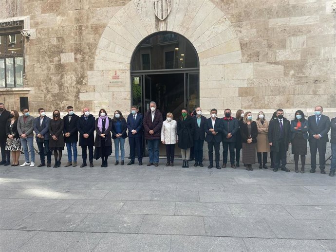 Minuto de silencio por el asesinato machista de María Elia en Torrevieja