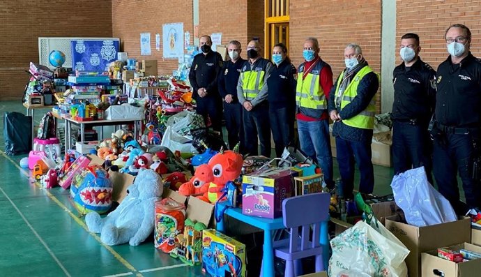 La Policía Nacional de Málaga recoge entre sus agentes tres toneladas de alimentos y juguetes en una campaña solidaria